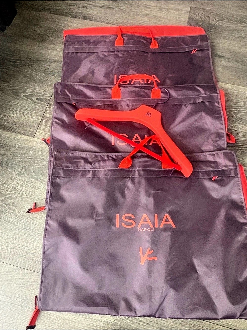 Isaia Napoli Travel Garment Bag Set Purple & Red
3 bags 3 hangers